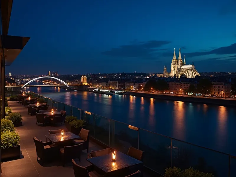 Stimmungsbild: Terrasse am Wasser bei Nacht, Dom im Hintergrund